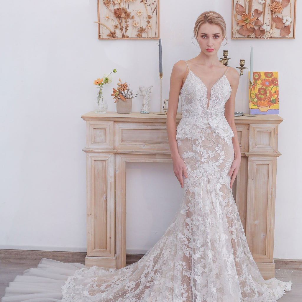 Lace Appliqued V-Neck Spaghetti-Straps Mermaid Long Wedding Dress
