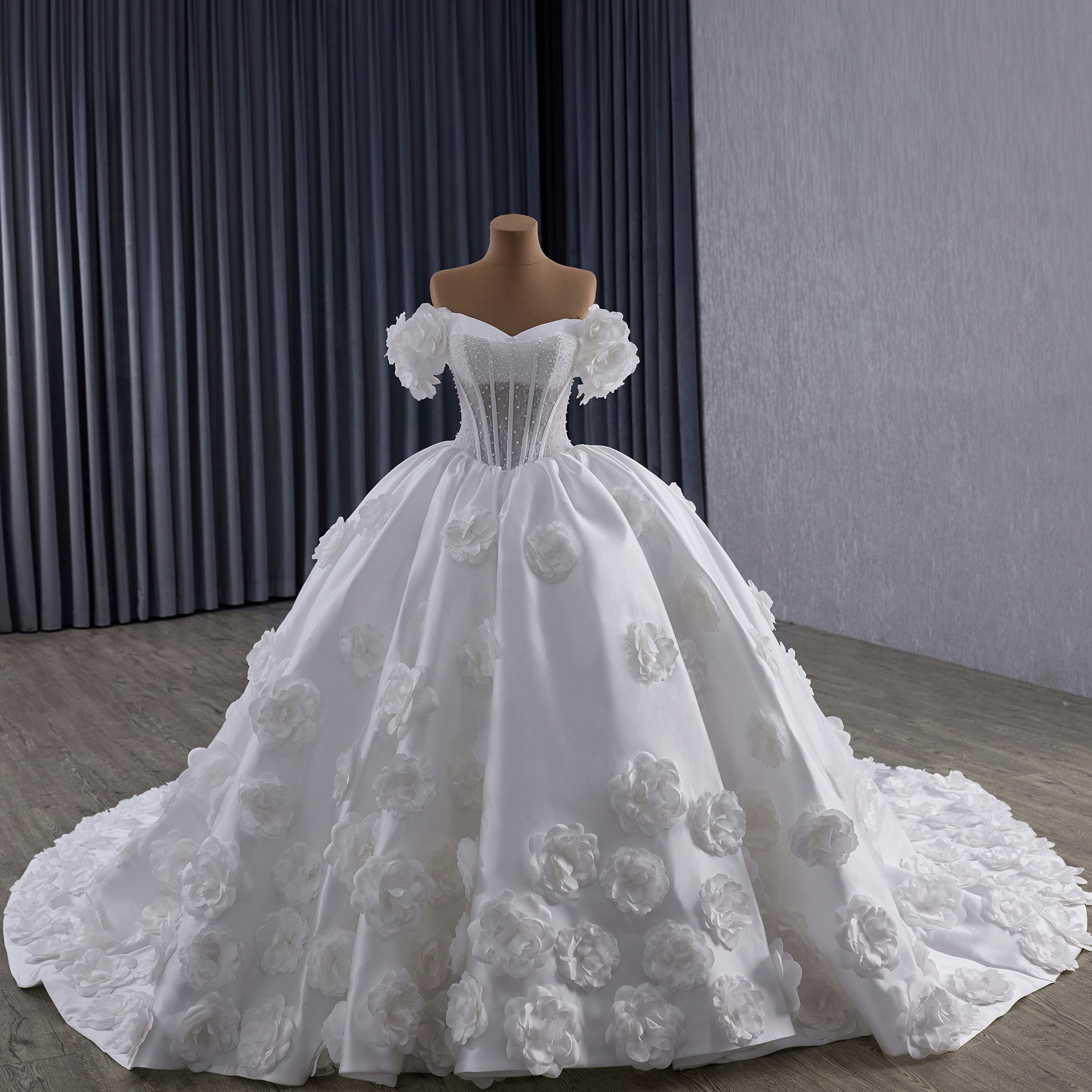 Robe de mariée à épaules dénudées et taille basque avec fleurs 3D