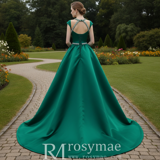 Robe de mariée en satin ajustée et évasée à manches courtes avec trou de serrure