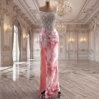 Robe de soirée rose à imprimé floral unique, col rond et jupe amovible.