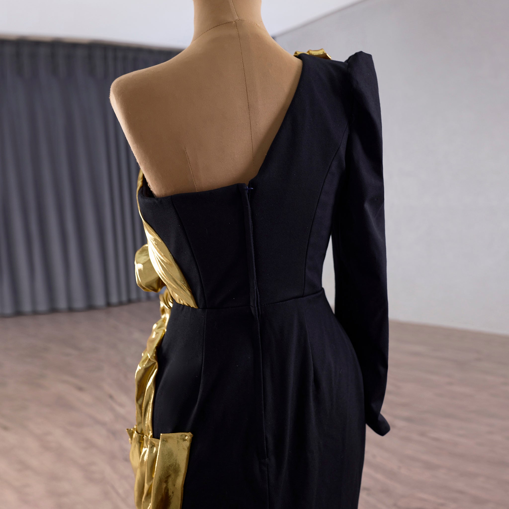 Classic Black and Gold Mermaid Wedding Dresses with One Long Sleeve Black and Gold / Custom Size Classic Black and Gold Mermaid Wedding Dresses with One Long Sleeve Black and Gold / Custom Size