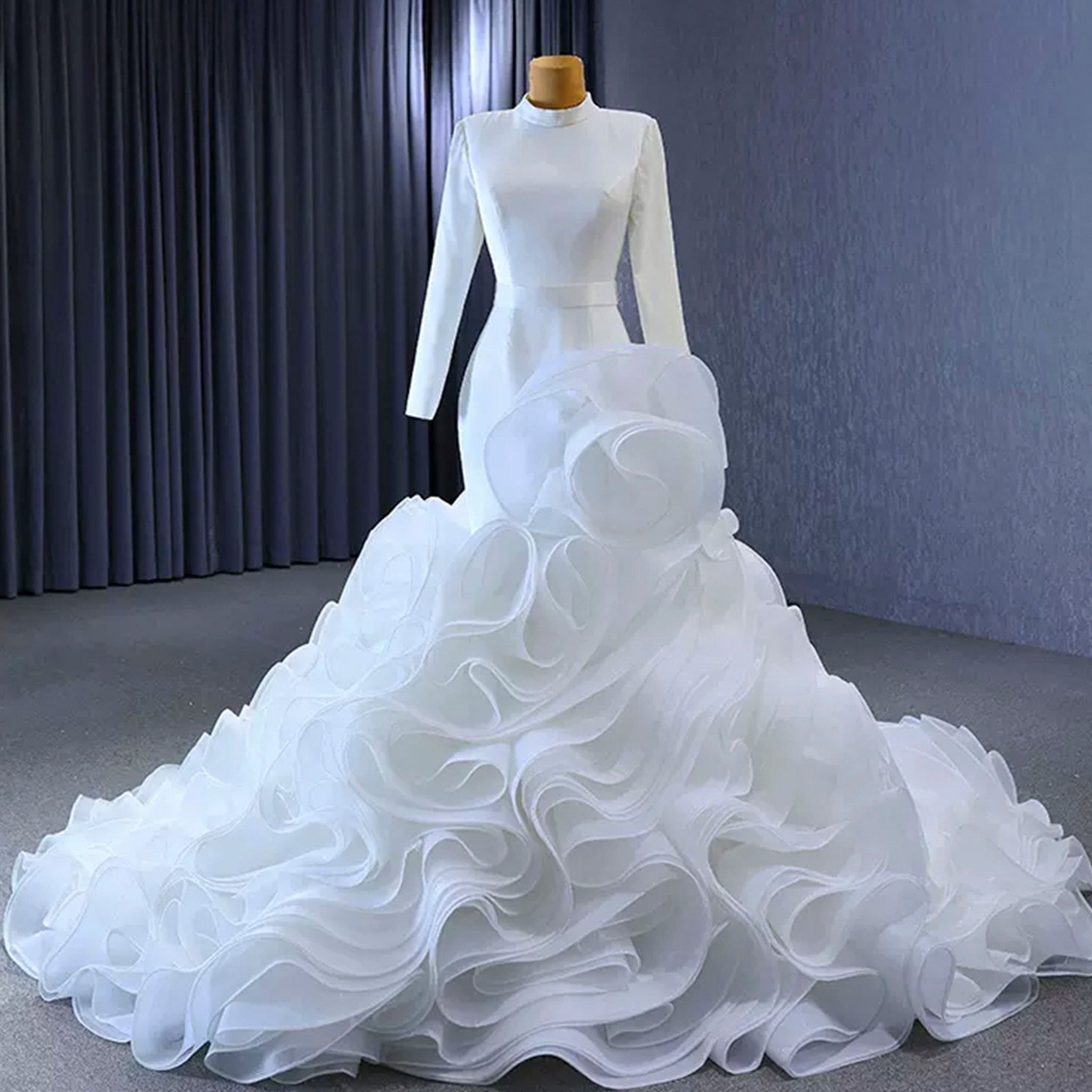 Robe de mariée sirène blanche élégante à volants et manches