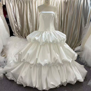 Vestido de novia de gala con volantes escalonados de corsé de satén sin tirantes