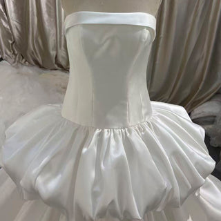 Vestido de novia de gala con volantes escalonados de corsé de satén sin tirantes
