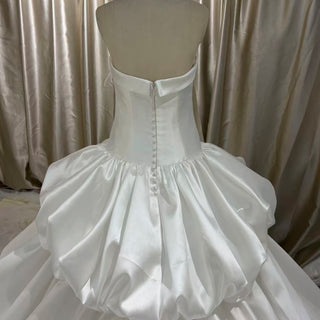 Vestido de novia de gala con volantes escalonados de corsé de satén sin tirantes