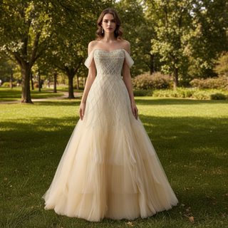 Robe de soirée luxueuse couleur champagne avec corsage perlé et jupe à volants