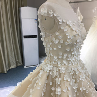 Vestido de novia voluminoso con sobrefalda escalonada, flores 3D y forro de minivolantes