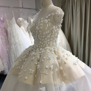 Vestido de novia voluminoso con sobrefalda escalonada, flores 3D y forro de minivolantes