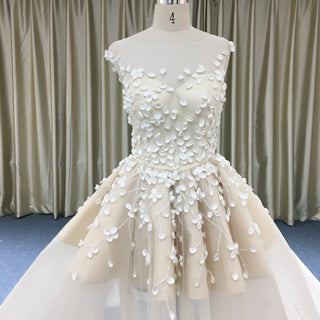 Vestido de novia voluminoso con sobrefalda escalonada, flores 3D y forro de minivolantes
