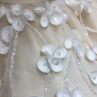 Vestido de novia voluminoso con sobrefalda escalonada, flores 3D y forro de minivolantes