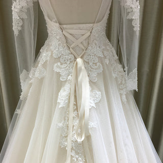 Elegant Keyhole Back Floral Lace Appliqued Wedding Dress