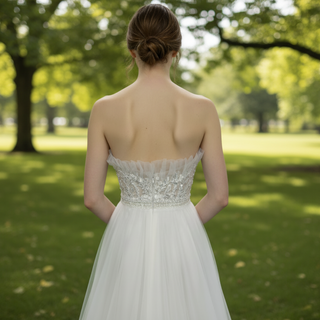 Vestido de novia evasé de tul sin tirantes con corpiño transparente