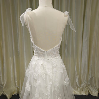Robe de mariée trapèze simple en tulle et dentelle, dos nu, décolleté en V profond