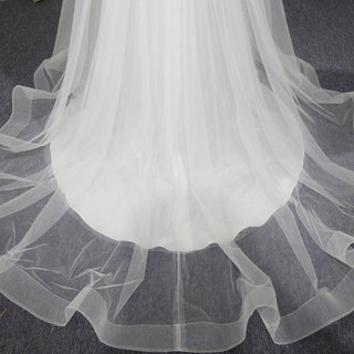 Robe de mariée trapèze simple en tulle et dentelle, dos nu, décolleté en V profond