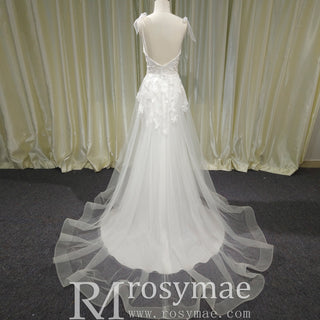 Robe de mariée trapèze simple en tulle et dentelle, dos nu, décolleté en V profond