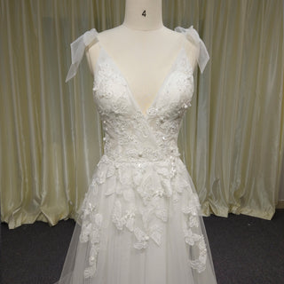 Robe de mariée trapèze simple en tulle et dentelle, dos nu, décolleté en V profond