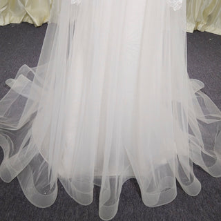 Robe de mariée trapèze simple en tulle et dentelle, dos nu, décolleté en V profond