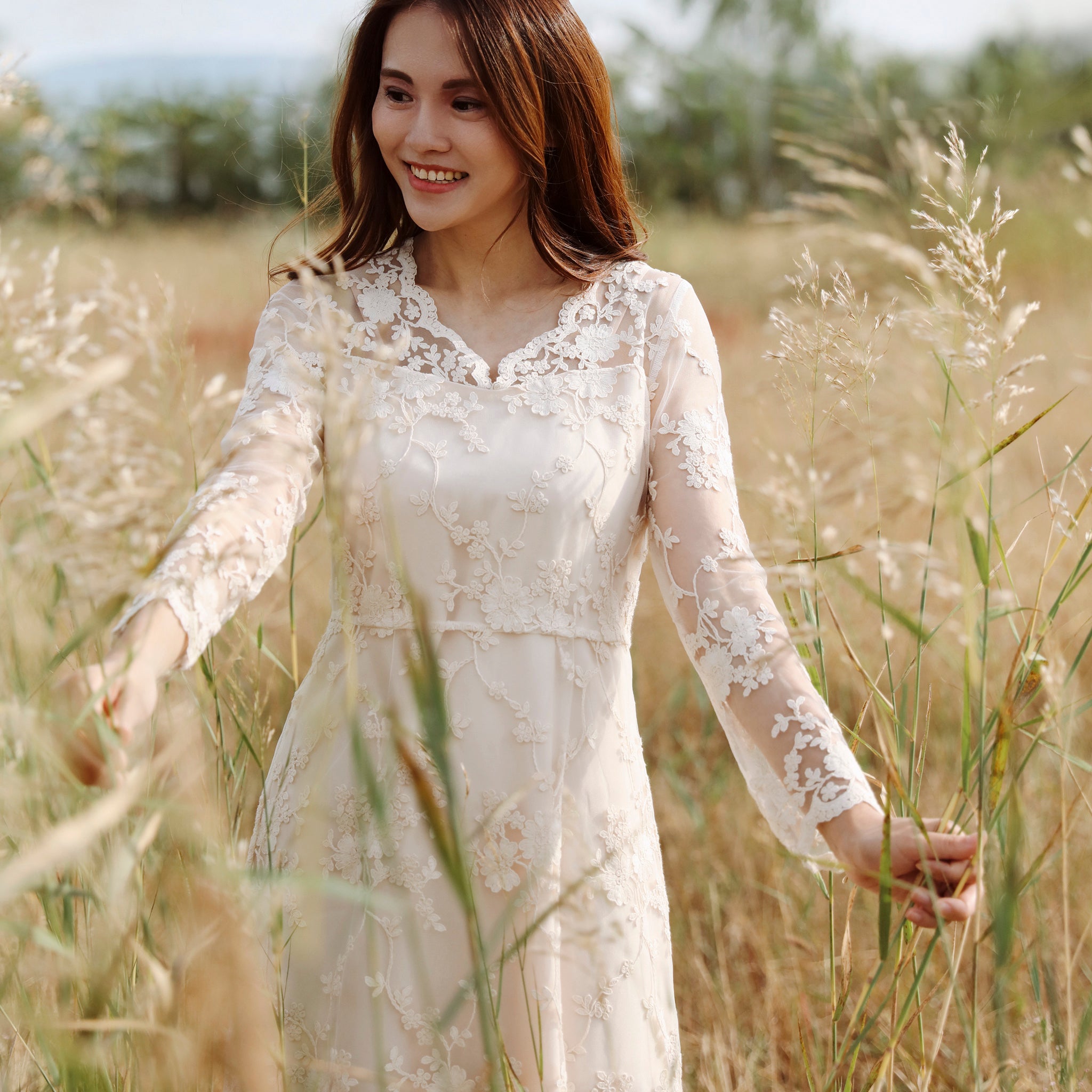 Elegant Bohemian-style Lace Midi Wedding Dress with Long Sleeve Rosymae Elegant Bohemian-style Lace Midi Wedding Dress with Long Sleeve Rosymae
