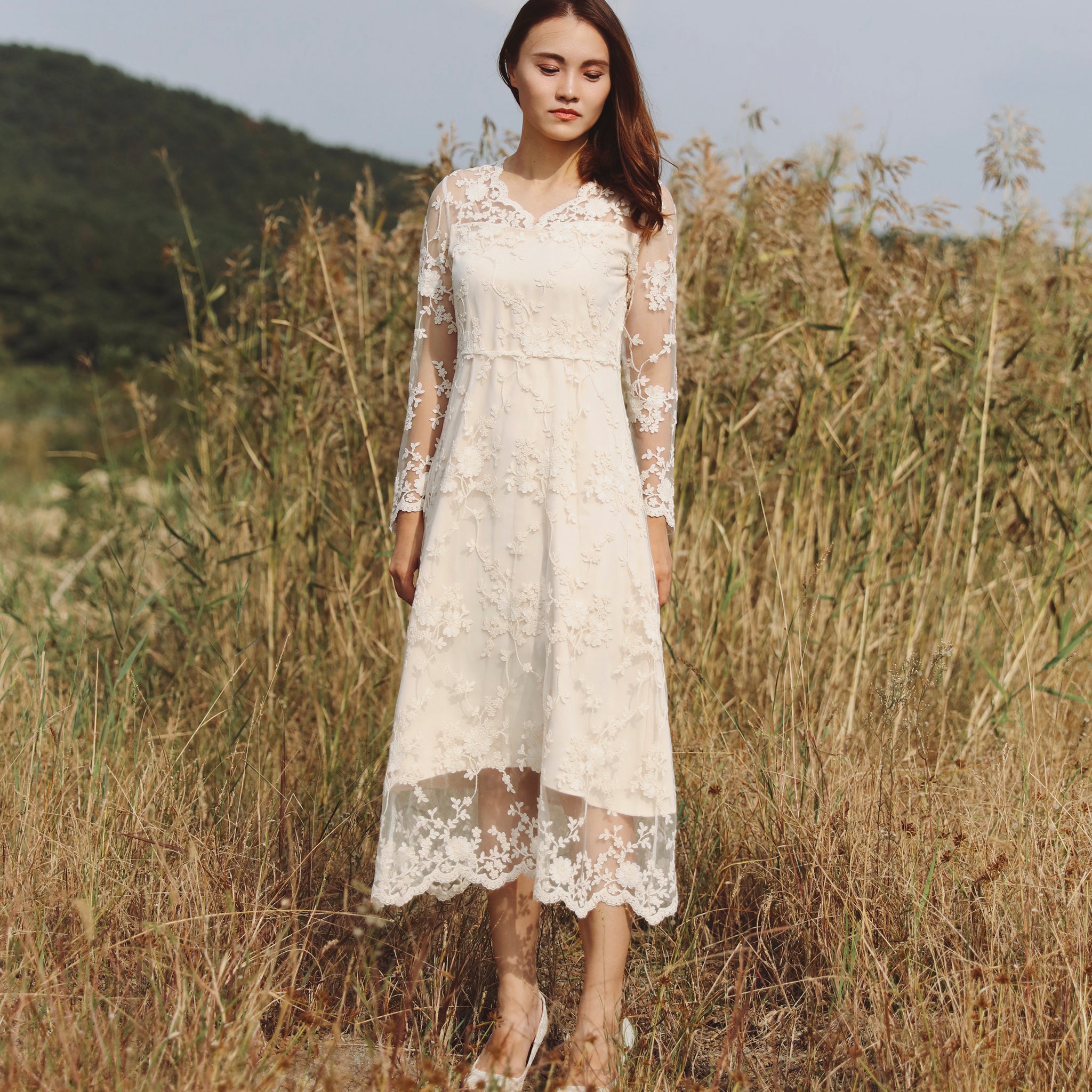 Elegant Bohemian-style Lace Midi Wedding Dress with Long Sleeve Rosymae Elegant Bohemian-style Lace Midi Wedding Dress with Long Sleeve Rosymae