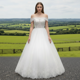 Robe de mariée à épaules dénudées et décolleté droit avec appliques en dentelle