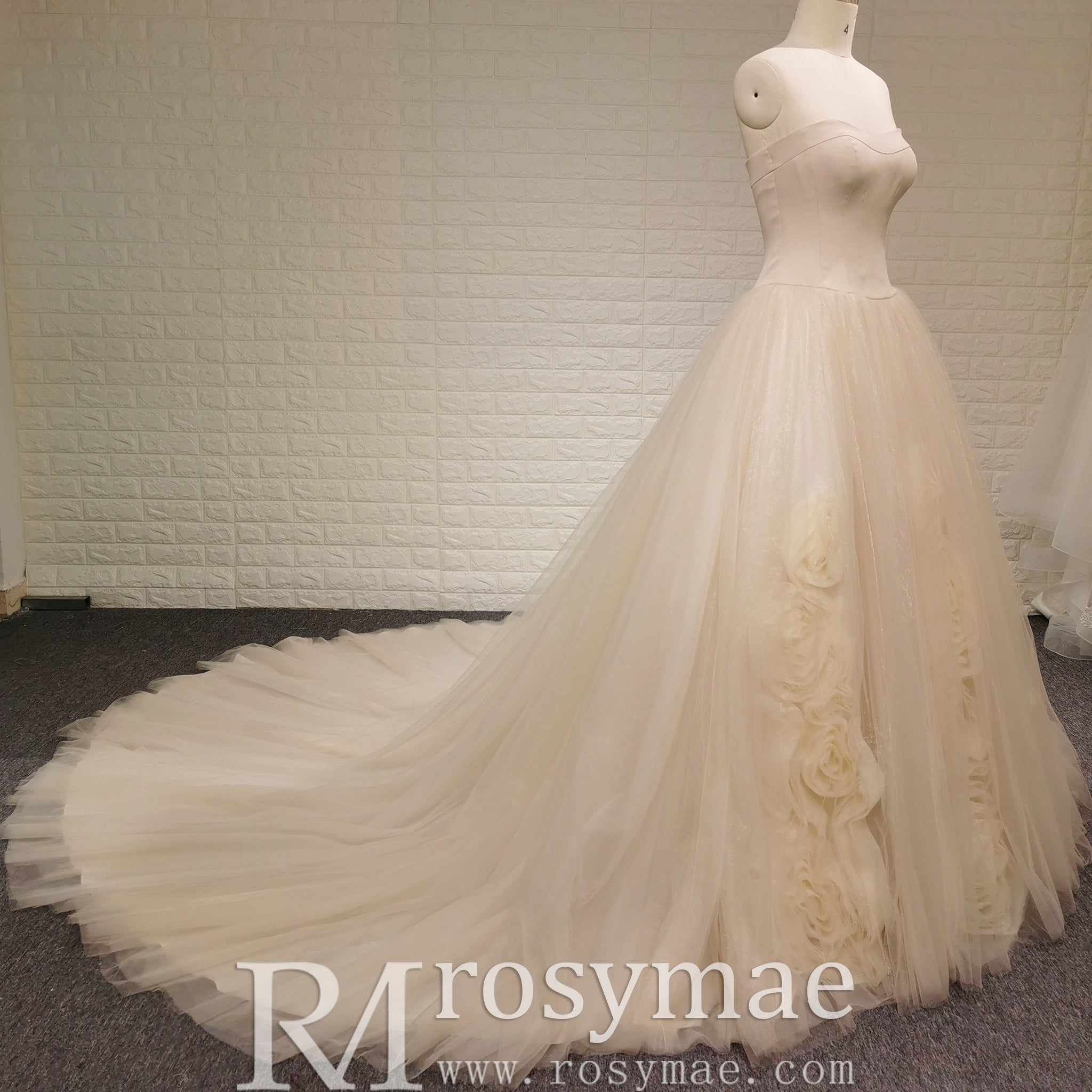 Classic Scoop Neckline A-line Tulle Wedding Dress with 3D Flowers - Rosymae