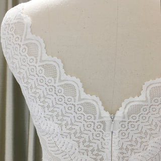 Vintage-inspired Scalloped V-neck Lace Trumpet Bridal Wedding Dress