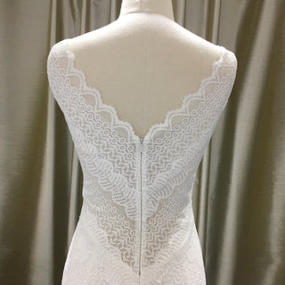 Vintage-inspired Scalloped V-neck Lace Trumpet Bridal Wedding Dress