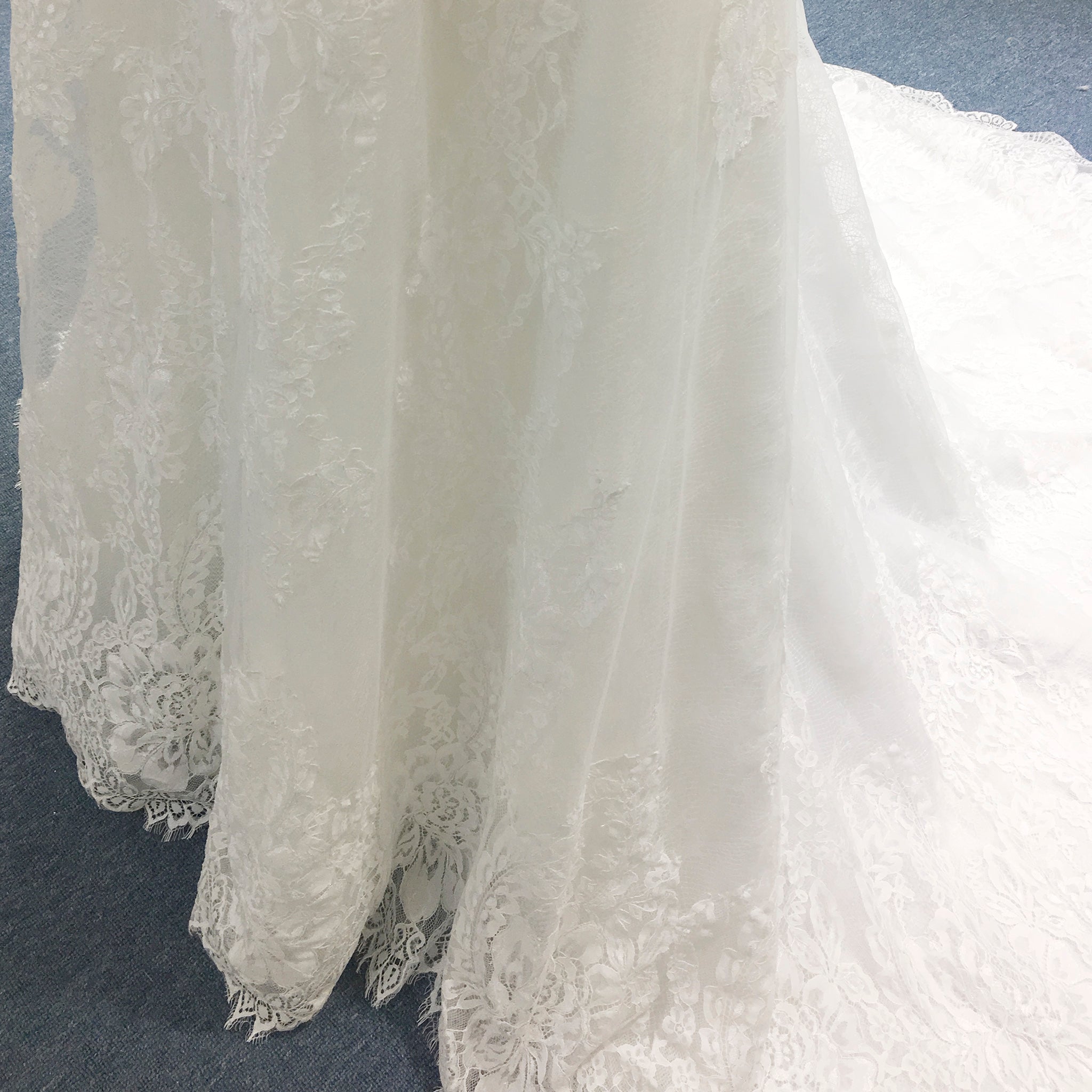 Classic V-neck Lace Open-Back A-Line Wedding Dress with Scalloped Hem - Rosymae