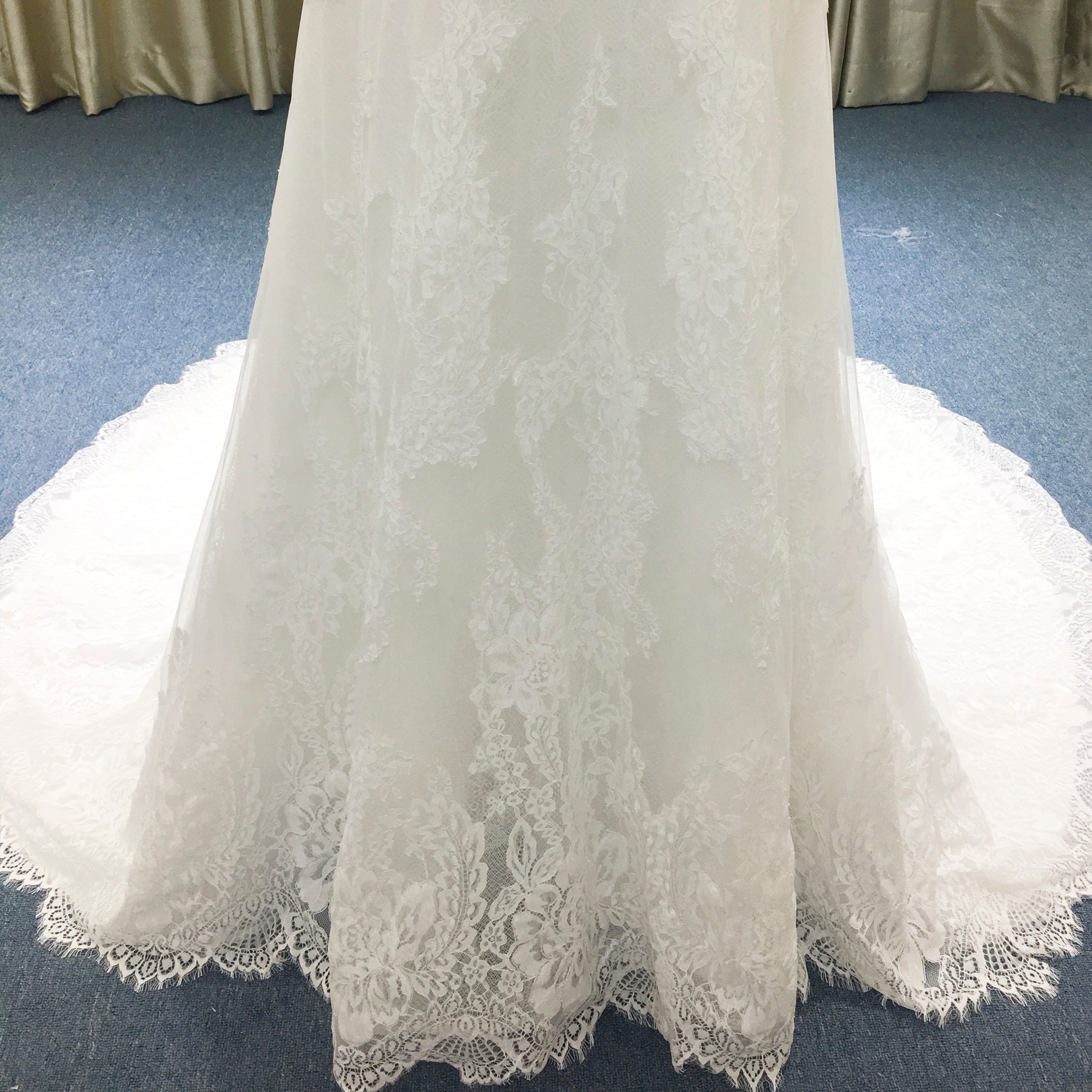 Classic V-neck Lace Open-Back A-Line Wedding Dress with Scalloped Hem - Rosymae