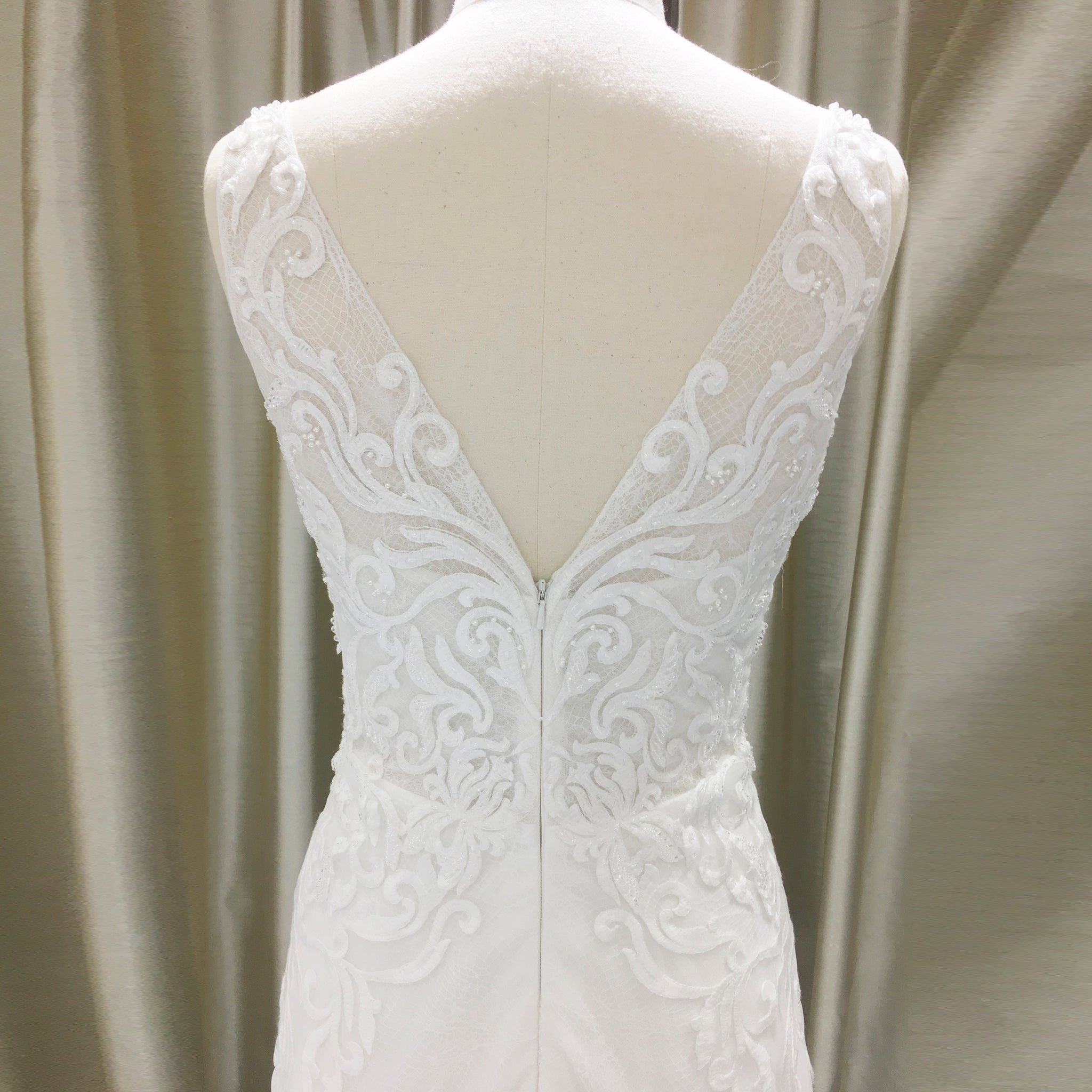 Classic V-neck Lace Open-Back A-Line Wedding Dress with Scalloped Hem - Rosymae
