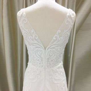Classic V-neck Lace Open-Back A-Line Wedding Dress with Scalloped Hem - Rosymae