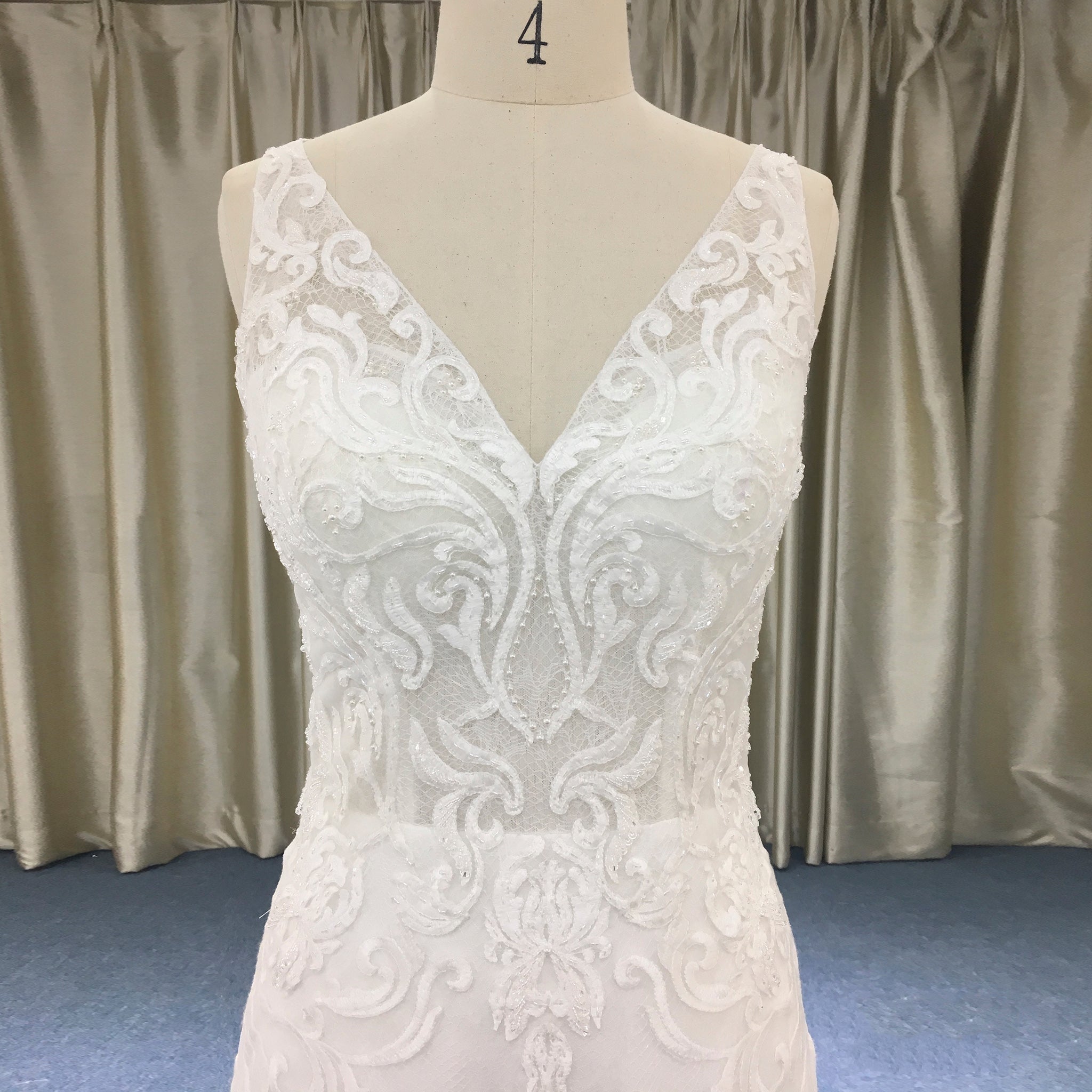 Classic V-neck Lace Open-Back A-Line Wedding Dress with Scalloped Hem - Rosymae