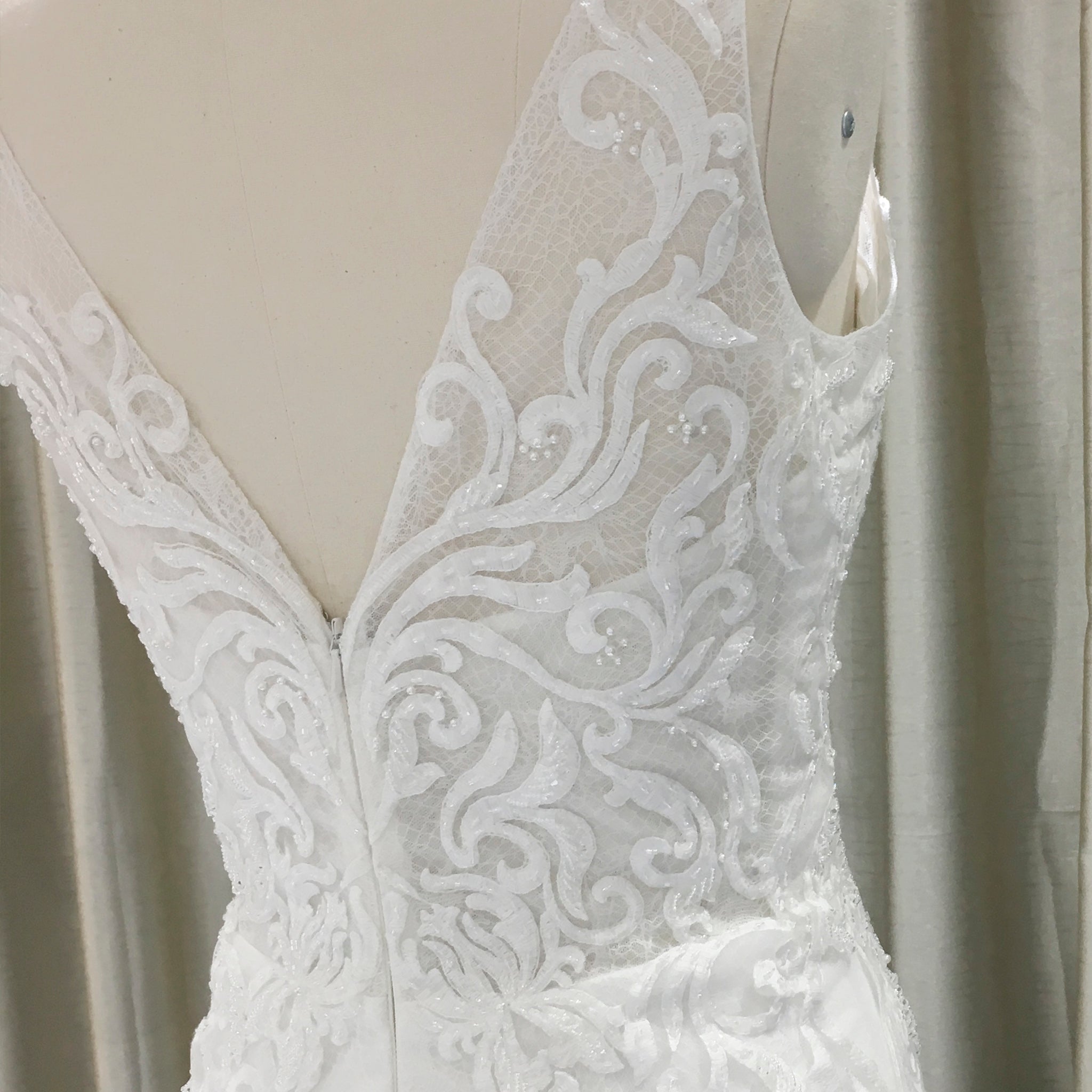 Classic V-neck Lace Open-Back A-Line Wedding Dress with Scalloped Hem - Rosymae