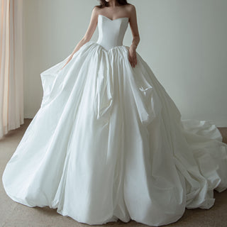 Ball Gown Puffy and Big Skirt Strapless Wedding Dress with Curve Neckline