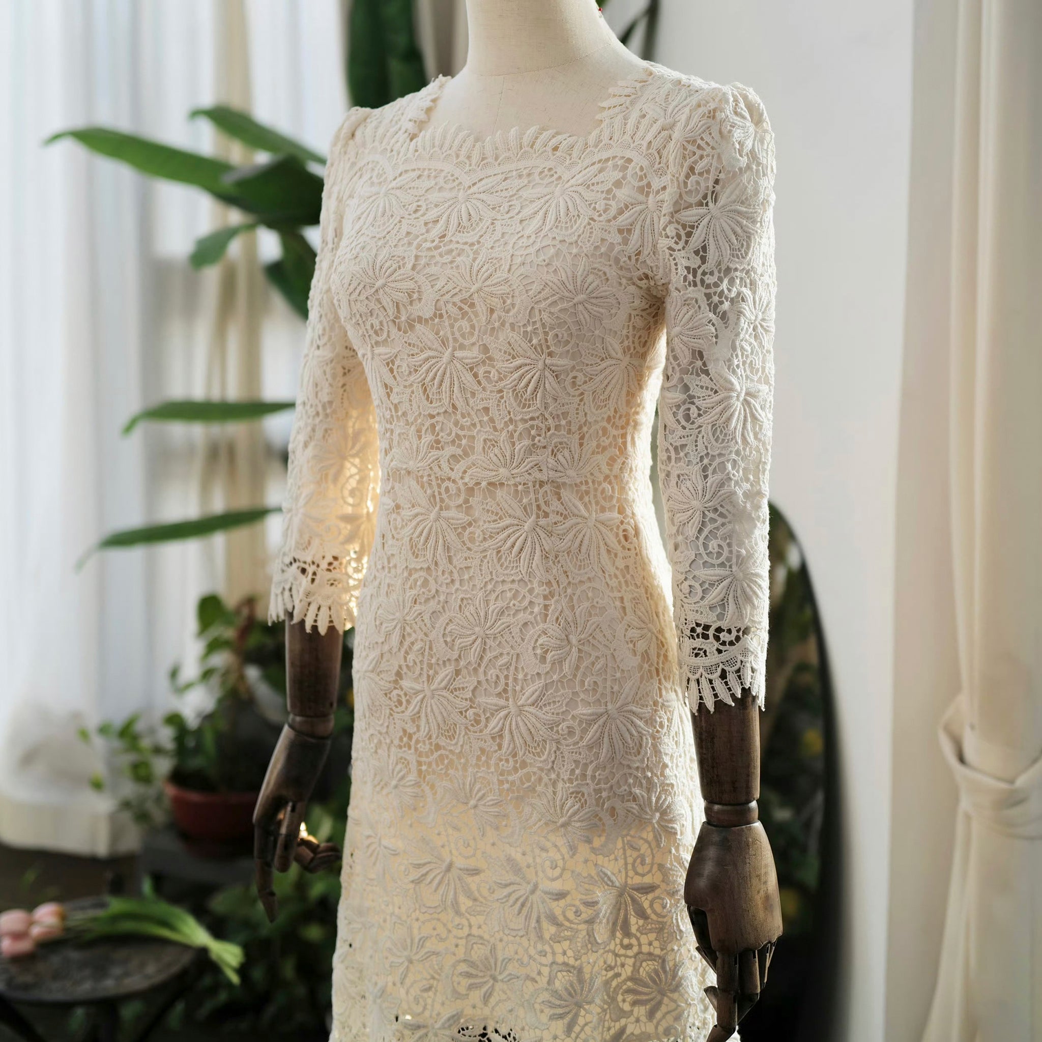 Elegant Cream Scalloped Neckline 3D-printed lace 3/4 sleeve Wedding dr Rosymae Elegant Cream Scalloped Neckline 3D-printed lace 3/4 sleeve Wedding dr Rosymae