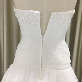 Elegant Figure-flattering Pleated Tulle Plus Size Trumpet Wedding Dress - Rosymae