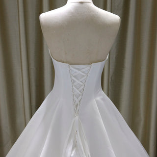Classic Simple Curve Neckline Satin Wedding Dress with A-line
