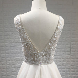 Robe de mariée élégante en dentelle à double décolleté plongeant et bustier transparent