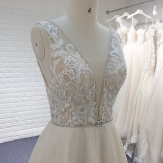 Robe de mariée élégante en dentelle à double décolleté plongeant et bustier transparent