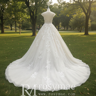 Robe de mariée romantique couleur champagne clair, décolleté en V profond et dos nu