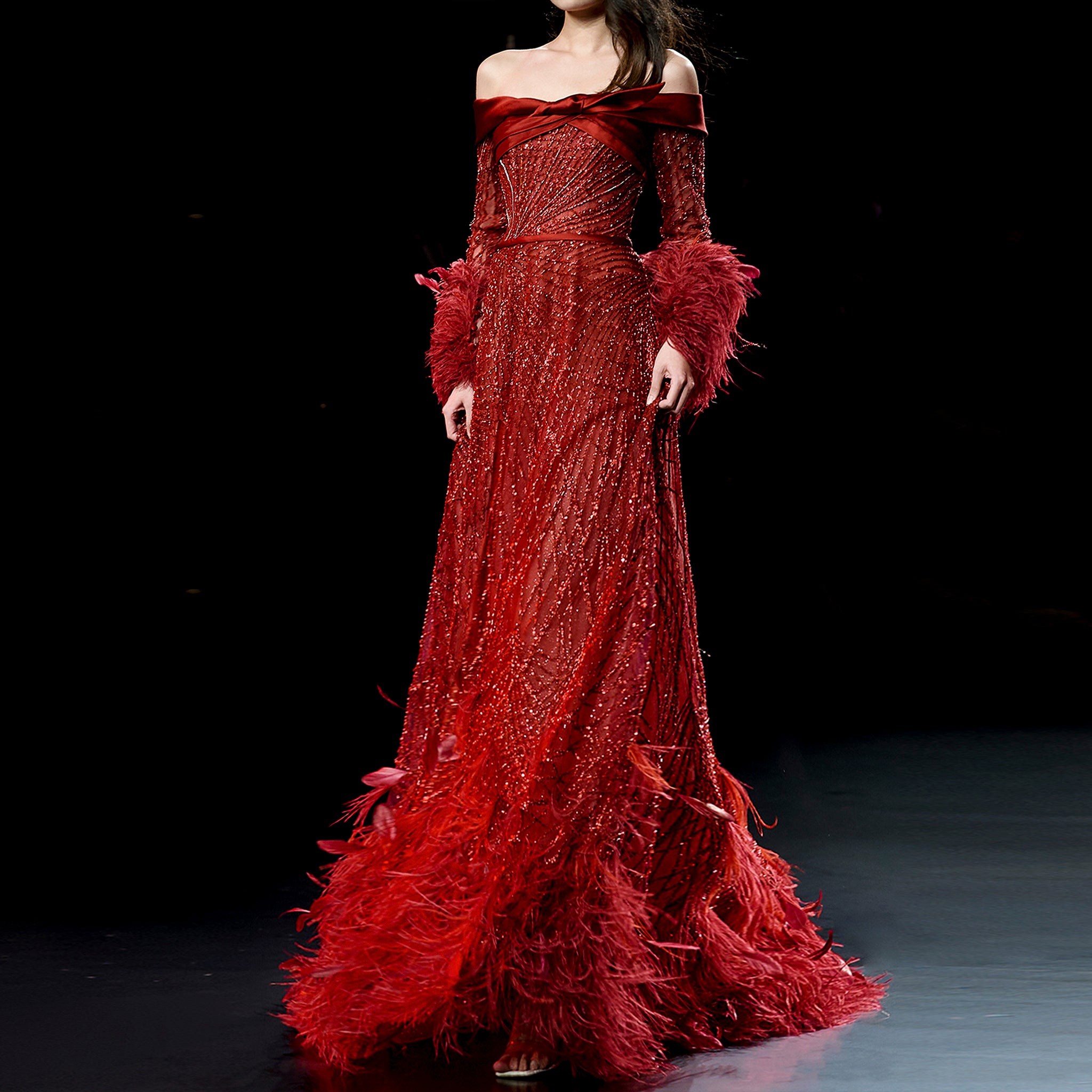 Vestido de fiesta de noche rojo con hombros descubiertos y manga