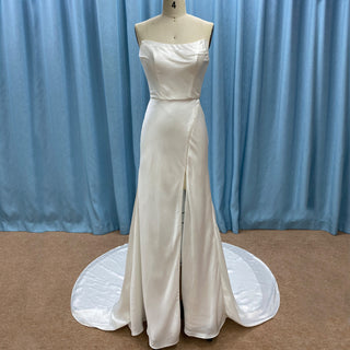 Vestido de novia de raso sin tirantes con cuello curvo y abertura en la pierna para novia