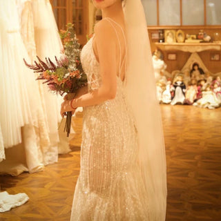 Vestido de novia con abertura en la cerradura y encaje de trompeta con cuello redondo y manga corta abullonada