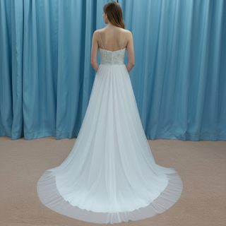 Robe de mariée fourreau simple en tulle à encolure en V avec bretelles spaghetti
