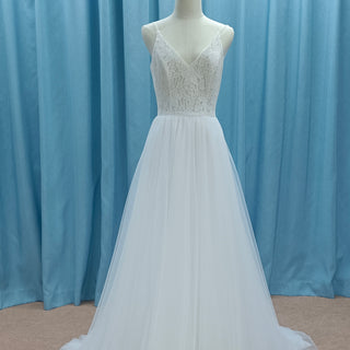 Vestido de novia sencillo de tul con escote en V y tirantes finos