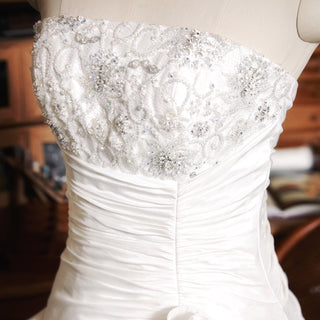 Elegant A-line Strapless Wedding Dress Bridal Gown with Ruffle Skirt