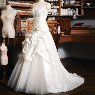 Elegant A-line Strapless Wedding Dress Bridal Gown with Ruffle Skirt