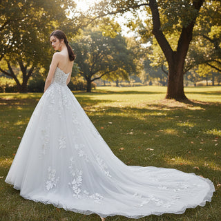 Robe de mariée trapèze classique sans bretelles avec appliques en dentelle florale