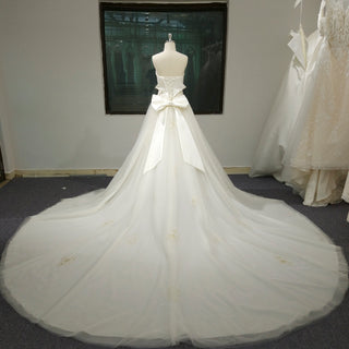 Robe de mariée trapèze sans bretelles avec décolleté en cœur et nœud papillon