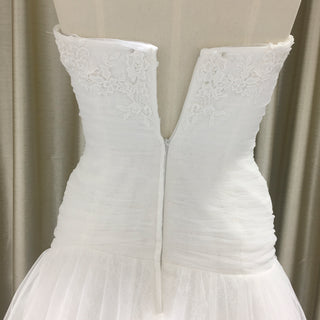 Elegant Figure-flattering Pleated Tulle Plus Size Trumpet Wedding Dress